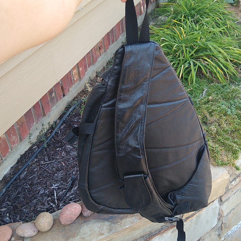 AmeriLeather APC Black Leather Sling Bag EUC Retail $140 - Picture 3 of 10
